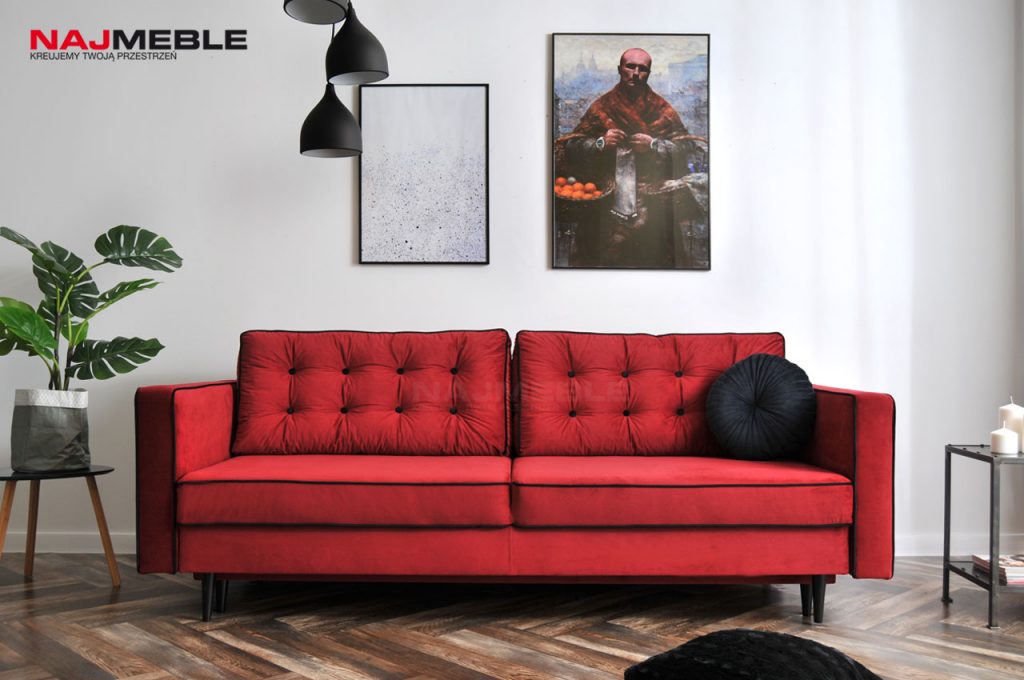 czerwona sofa pikowana